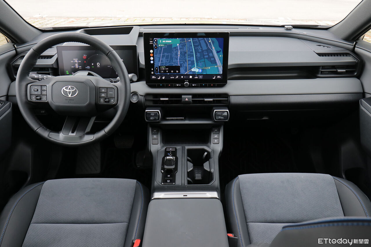 ▲TOYOTA「RAV4插電式油電版」試駕!挾329匹馬力來襲5.7秒破百。(圖/記者張慶輝攝)