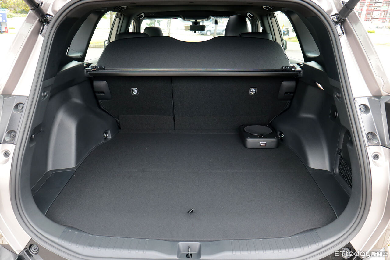 ▲TOYOTA「RAV4插電式油電版」試駕!挾329匹馬力來襲5.7秒破百。(圖/記者張慶輝攝)