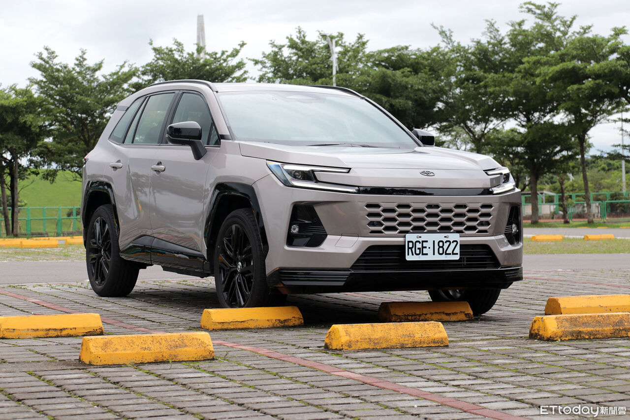 ▲TOYOTA「RAV4插電式油電版」試駕!挾329匹馬力來襲5.7秒破百。(圖/記者張慶輝攝)