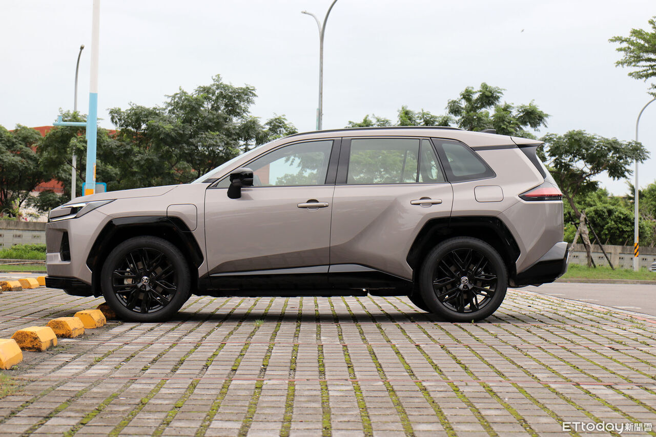 ▲TOYOTA「RAV4插電式油電版」試駕!挾329匹馬力來襲5.7秒破百。(圖/記者張慶輝攝)