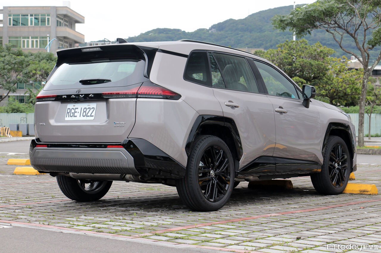 ▲TOYOTA「RAV4插電式油電版」試駕!挾329匹馬力來襲5.7秒破百。(圖/記者張慶輝攝)