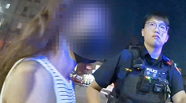 ▲桃園警方昨天傍晚查獲林姓女網紅攜3歲女兒駕車,卻失控連撞2車還衝進店家肇禍,警方將林姓女網紅帶回派出所偵訊。(圖/桃園警分局提供)