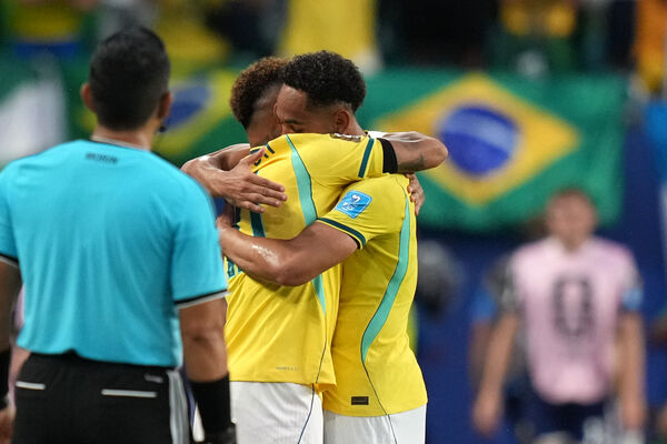 ▲巴西足球巨星內馬爾(Neymar)賽後擁抱隊友。(圖/達志影像/美聯社)
