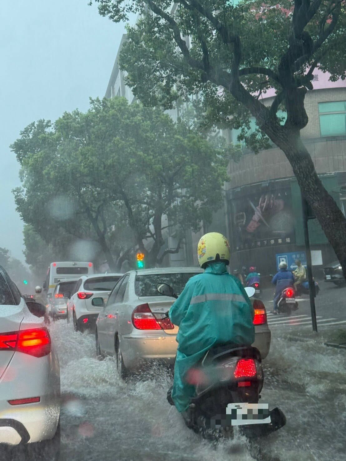 ▲▼新竹光復路大淹水。(圖/翻攝自劉彥伶新竹市議員臉書)