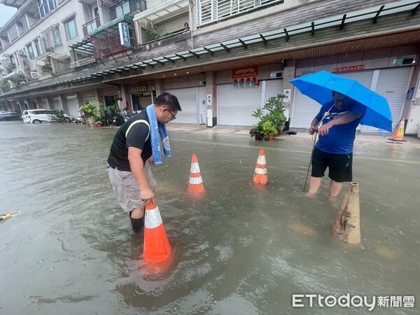 ▲台南市議員郭鴻儀前往仁德區易淹水熱點勘災,協助處理遭水壓頂開的人孔蓋時不慎跌入箱涵,造成腰側、膝蓋等處有多處擦傷,非常驚險。(台南市議員郭鴻儀提供,下同)
