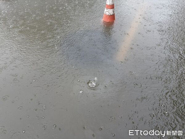 ▲台南市議員郭鴻儀前往仁德區易淹水熱點勘災,協助處理遭水壓頂開的人孔蓋時不慎跌入箱涵,造成腰側、膝蓋等處有多處擦傷,非常驚險。(台南市議員郭鴻儀提供,下同)