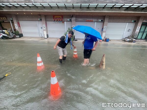 ▲台南市議員郭鴻儀前往仁德區易淹水熱點勘災,協助處理遭水壓頂開的人孔蓋時不慎跌入箱涵,造成腰側、膝蓋等處有多處擦傷,非常驚險。(台南市議員郭鴻儀提供,下同)