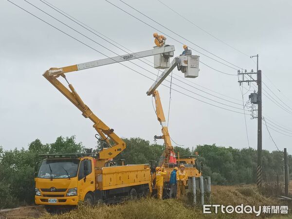 ▲台電人員搶修電力。圖/台電屏東區處提供)