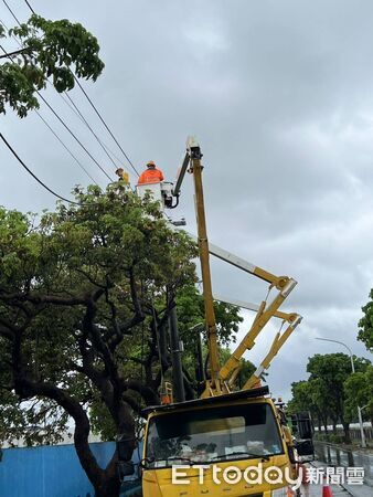 ▲台電人員搶修電力。圖/台電屏東區處提供)