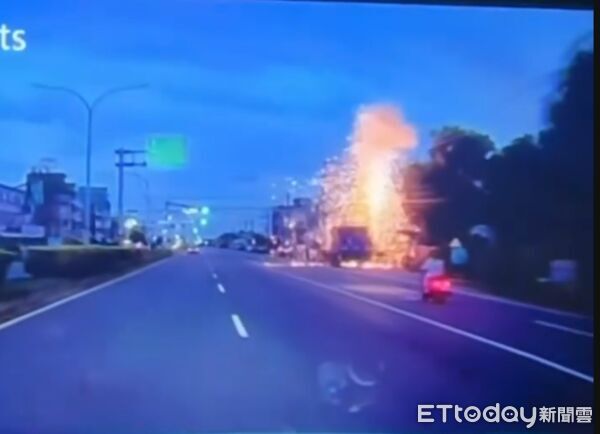 ▲虎尾台一線惠來里路段電桿突然爆出大片火花,耀眼閃光照亮夜空。圖/翻攝自threads/_lan.jie_)