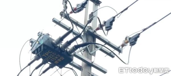 ▲虎尾台一線惠來里路段電桿突然爆出大片火花,耀眼閃光照亮夜空。(圖/游瓊華翻攝)