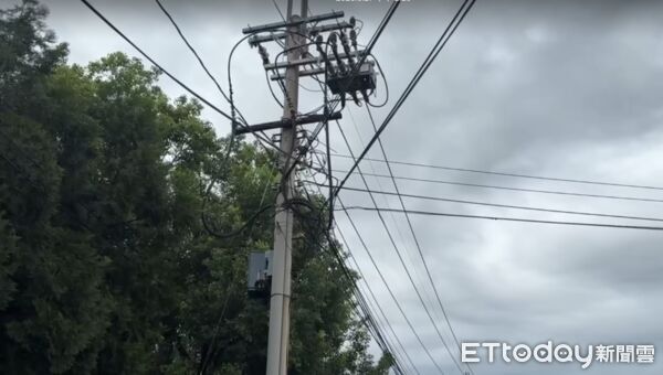 ▲虎尾台一線惠來里路段電桿突然爆出大片火花,耀眼閃光照亮夜空。(圖/游瓊華翻攝)