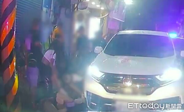 ▲▼新莊酒吧外因搭訕引發街頭鬥毆,員警制止2方男女衝突 。(圖/記者陳以昇翻攝)