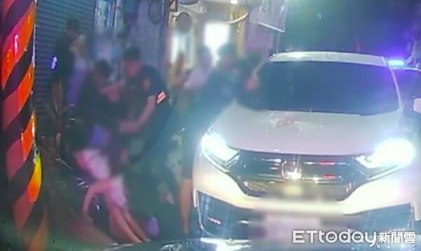 ▲▼新莊酒吧外因搭訕引發街頭鬥毆,員警制止2方男女衝突 。(圖/記者陳以昇翻攝)