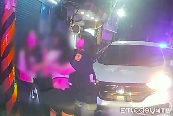 ▲▼新莊酒吧外因搭訕引發街頭鬥毆,員警制止2方男女衝突 。(圖/記者陳以昇翻攝)