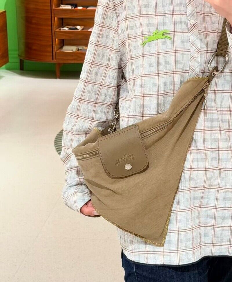 王菲太懂挑Longchamp!謝霆鋒演唱會「三角包」爆紅,貨號、價格一次找給你