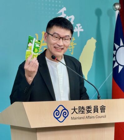 ▲▼梁文傑的鳳梨釋迦冰棒到貨了!陸委會每人5支:真的好吃。(圖/記者蔡紹堅攝)