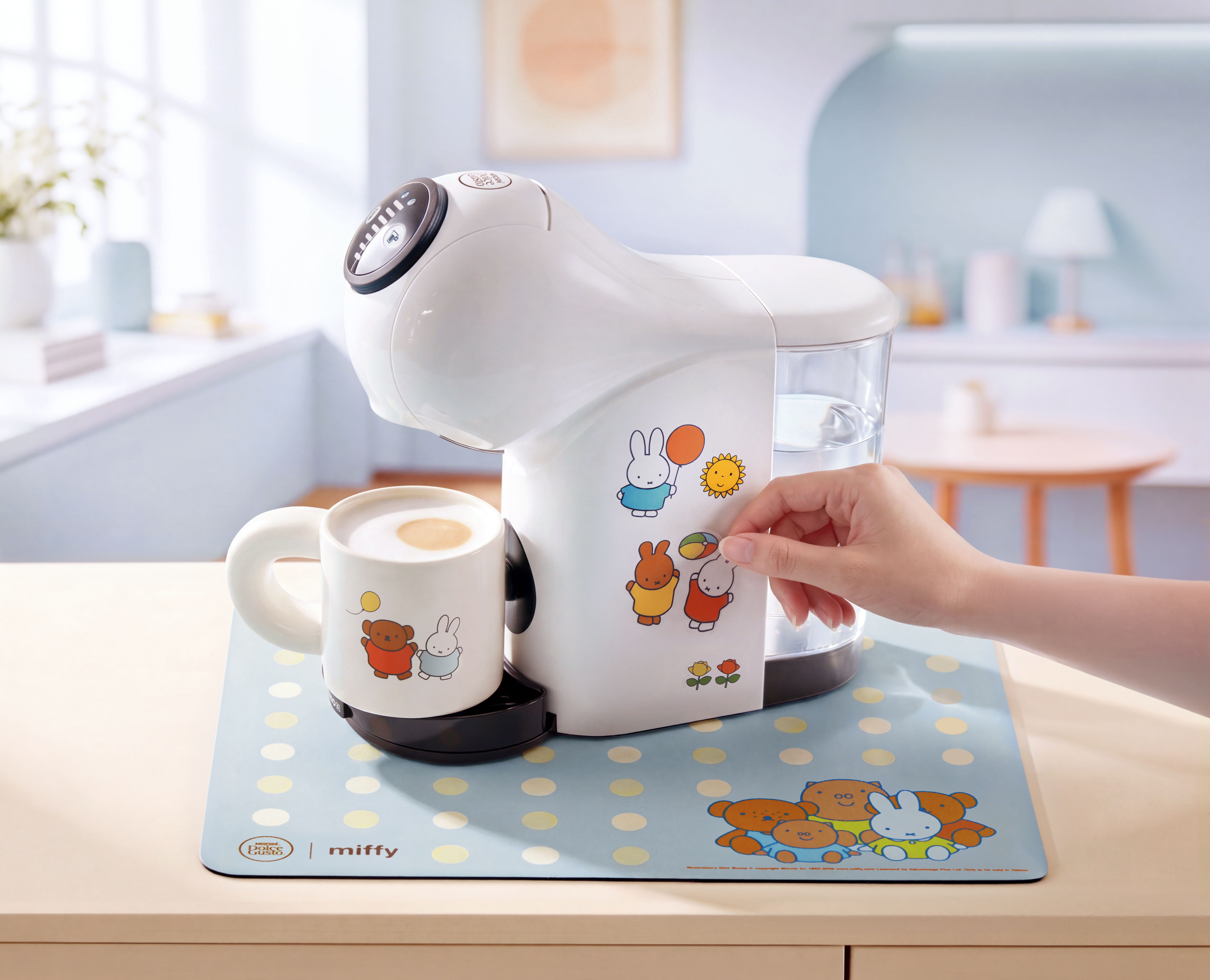 ▲▼雀巢攜手miffy推出限量「Genio S|miffy米飛兔膠囊咖啡機禮盒」。(圖/業者提供)