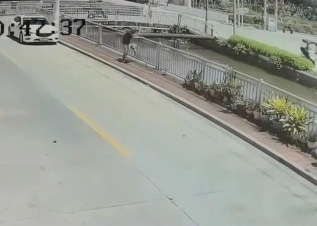 ▲▼女童路上遭尾隨「強抱扔下河」 加害者竟是家人。(圖/翻攝自微博)