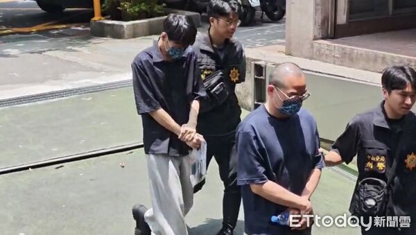 ▲▼ Al擬聲愛情詐騙,詐團工程師鍾翊宬(後)遭聲押禁見、配合的黃姓銀樓老闆(前)交保10萬元。(圖/記者劉昌松攝)