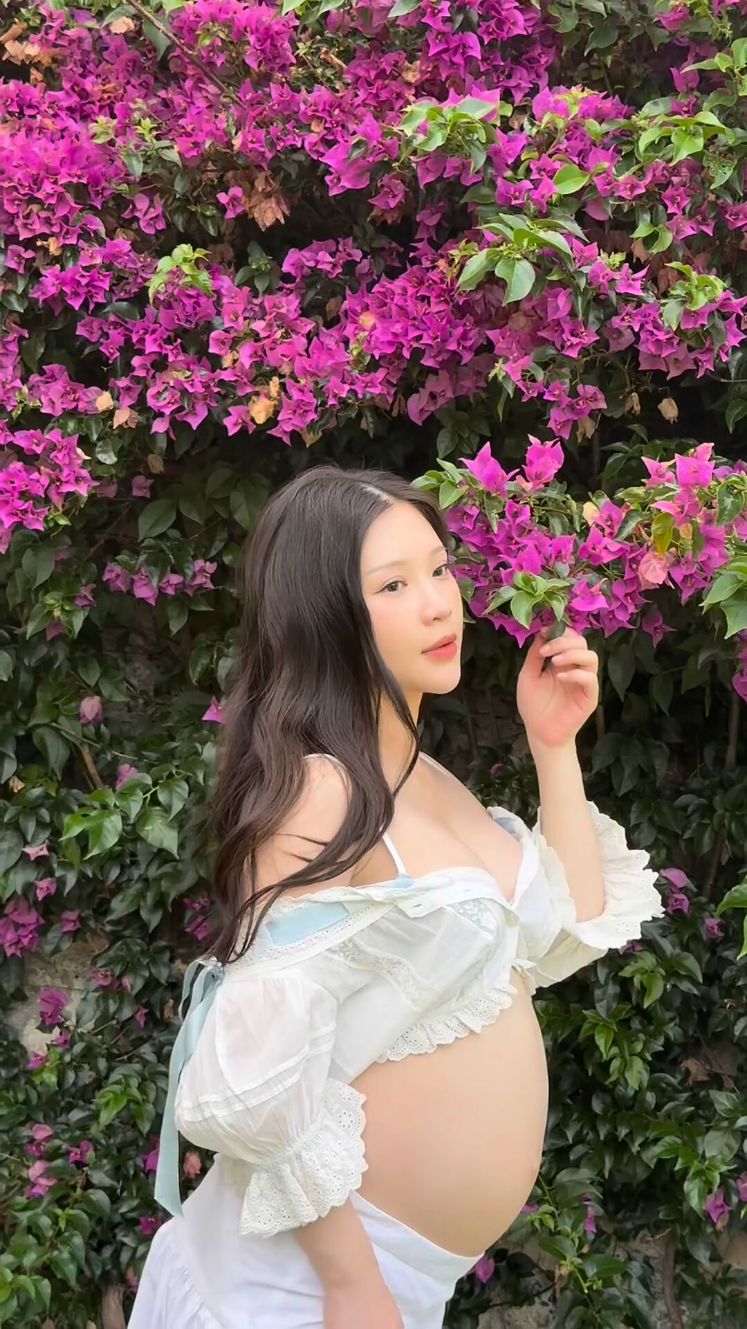 ▲▼鄭家純挺雙胞胎孕肚拍寫真!「好像圓滾滾的西瓜」美到爆。(圖/翻攝自臉書/鄭家純)