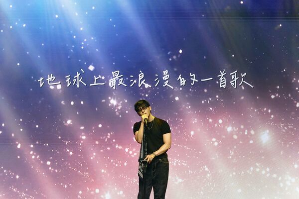 ▲創造驚喜獻唱中文歌〈地球上最浪漫的一首歌〉。(圖/FU Entertainment X VERMOR提供)