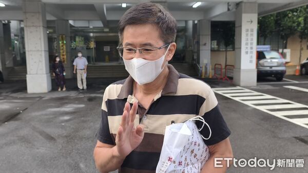 ▲▼眾量級頻道情侶檔張家寧與Andy(王崇睿)分手拆夥,衍生家寧涉犯妨害電腦使用罪嫌、家寧媽曾淑惠(白衣)、家寧爸張國龍與家寧妹張家芸(黑衣)涉犯逃漏稅等訴訟,新北地院今7/7開庭,5人到齊。(圖/記者黃哲民攝)