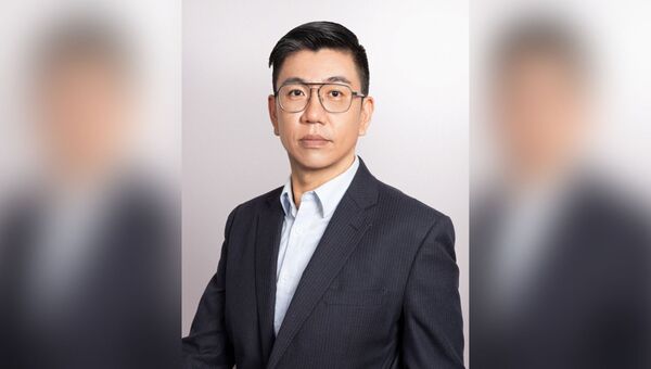 證券分析師蔡明翰認為,面對台股高檔震盪,可採取科技股搭配高股息或債券等防禦型資產的配置策略,平衡投資組合波動。(蔡明翰提供)