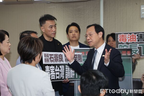 石崇良今在立法院遭國民黨立委圍住抗議。(圖/記者徐文彬攝)