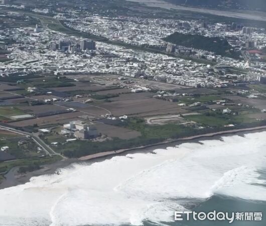 ▲返鄉民眾空拍驚呼「像海嘯」。(圖/李小姐提供)