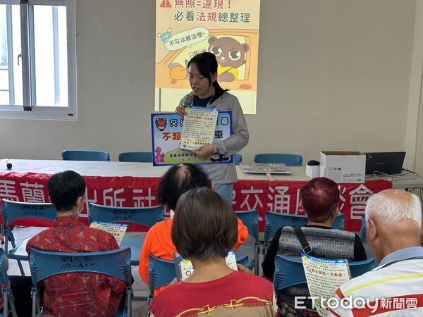 ▲台東警廟口宣導助長者安心換照。(圖/記者楊晨東翻攝)