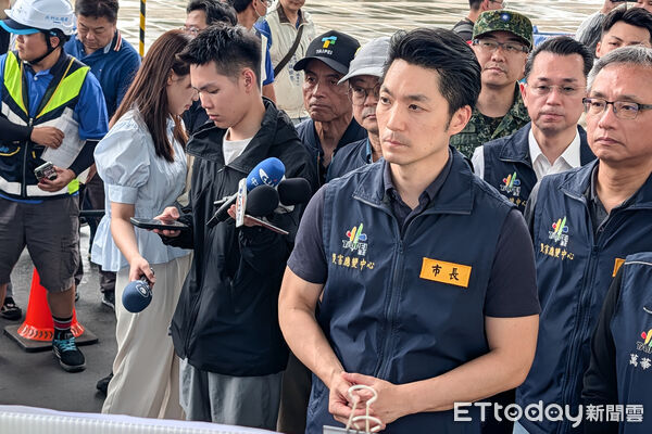 ▲台北市長蔣萬安視察華江疏散門防颱作業情形。(圖/記者林敬旻攝)