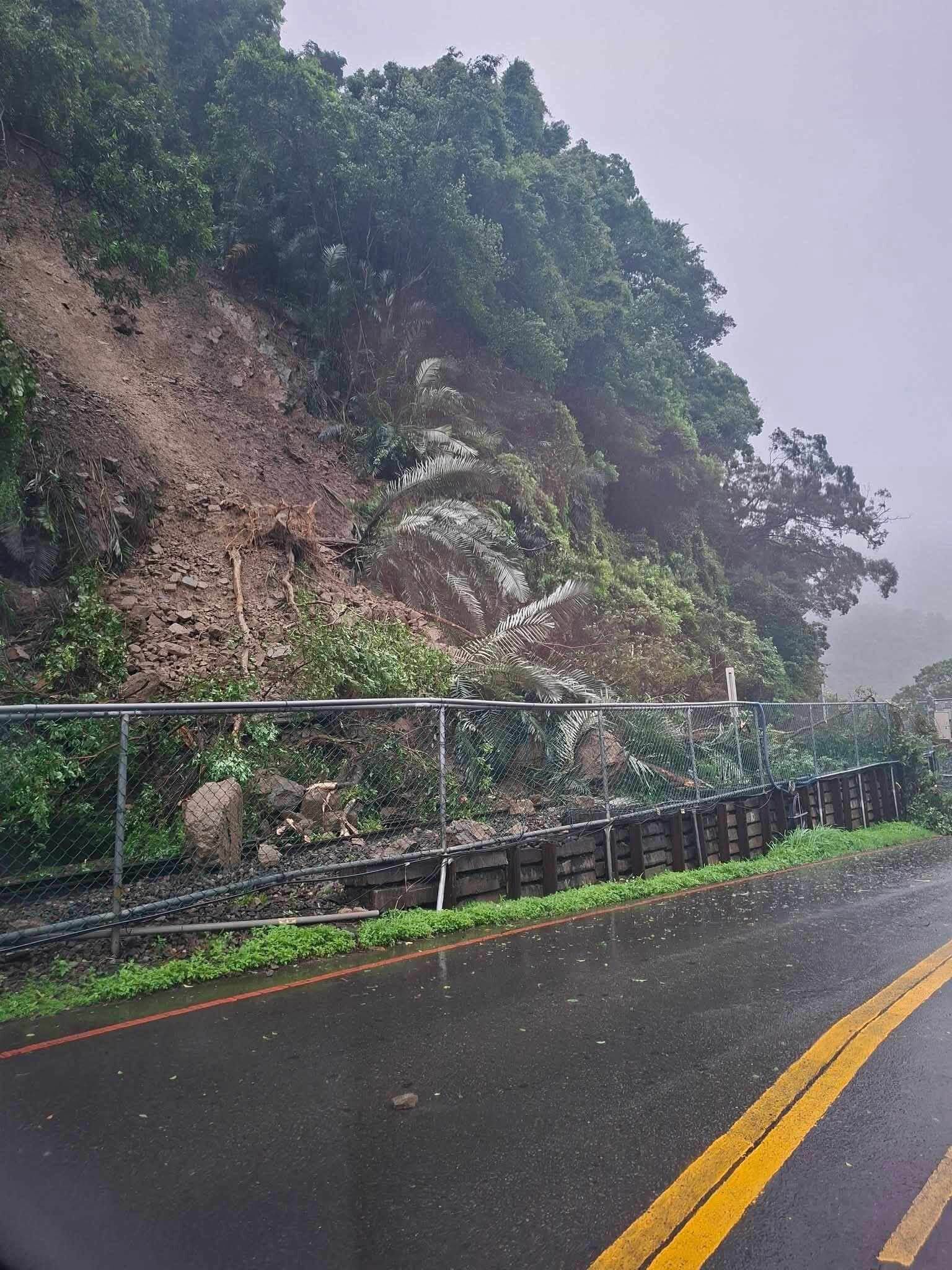 ▲▼巴威颱風影響,台鐵內灣線邊坡發生坍方。(圖/三鐵情報社、網友吳先生提供)