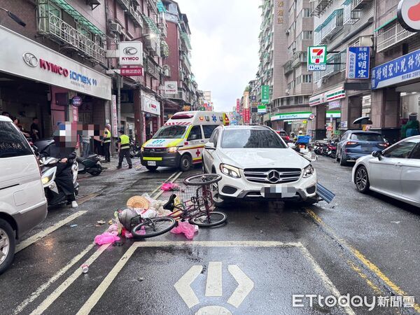 ▲▼三重74歲翁逆向衝撞81歲單車婦再撞賓士車 驚悚畫面曝光。(圖/記者陸運陞翻攝)