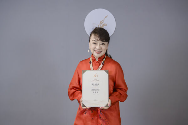 ▲第七屆台灣影評人協會獎得獎名單,1影帝萬洛隆甘迦、影后翁倩玉、最佳導演鄒時擎、選角指導(左至右)王彥蘋、游惠雯與陳靜媚。(圖/台灣影評人協會提供)