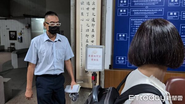 ▲▼中聯總經理余凌冲2000萬交保 走出法院低調快閃。(圖/記者許權毅攝)