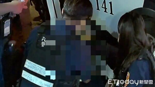 ▲▼小貨車撞上攔停的警車和路邊汽車受阻才停下來遭逮捕。(圖/花蓮警分局提供,下同)
