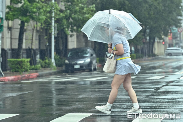▲▼巴威颱風侵台,暴風圈逐步壟罩北台灣,受外圍環流影響下帶來間歇性強風豪雨,行人,路人,雷雨,大雨,大雷雨,下雨,雨天,豪大雨,午後雷陣雨,梅雨,降雨,氣象,豪雨,西南氣流,滯留鋒面,撐傘,雨傘,陰雨綿綿,潮濕,濕度,熱對流,天氣配圖。(圖/記者李毓康攝)