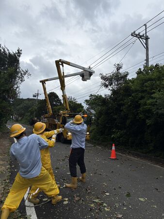▲▼巴威颱風造成高壓線路斷線,台電人員於屏東恆春地區搶修。(圖/台電)