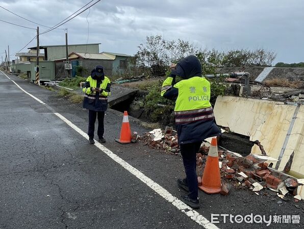 ▲枋寮警方徒手搬碎石。(圖/記者陳崑福翻攝)