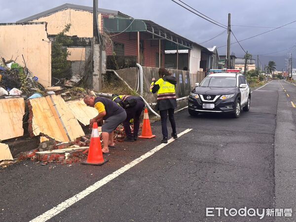 ▲枋寮警方徒手搬碎石。(圖/記者陳崑福翻攝)