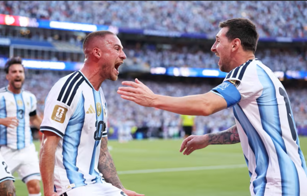 ▲梅西(Lionel Messi)精準角球助攻,開賽10分鐘阿根廷就由麥克阿列斯特(Alexis Mac Allister)頭槌破門。(圖/翻攝自FIFA官網)