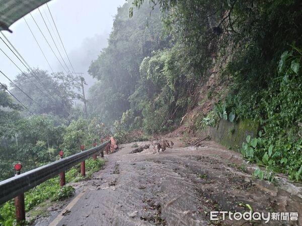 ▲▼巴威來襲,台電工程人員深入新竹尖石山區搶修慘受困,橫山警方救援。(圖/記者楊永盛翻攝)