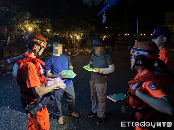 ▲▼2名男子遭岸巡人員會同轄區警方取締並開立擧發單。(圖/第一二岸巡隊提供,下同)