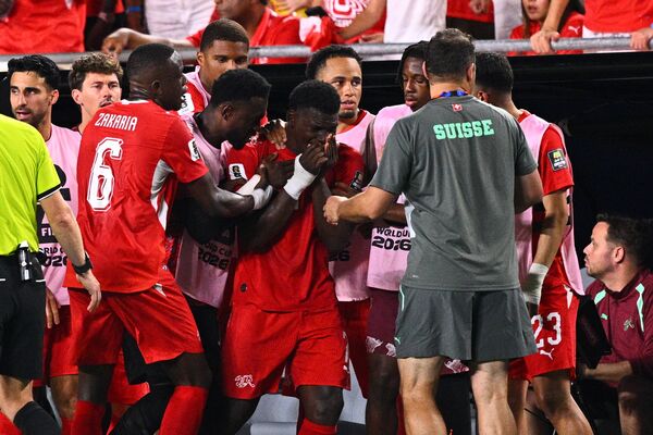 ▲瑞士恩博洛(Breel Embolo)退場激動落淚。(圖/達志影像/美聯社)
