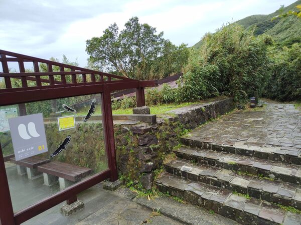 ▲▼小油坑候車亭遭巴威吹掀。(圖/網友Ho Kai提供,請勿隨意翻拍,以免侵權)