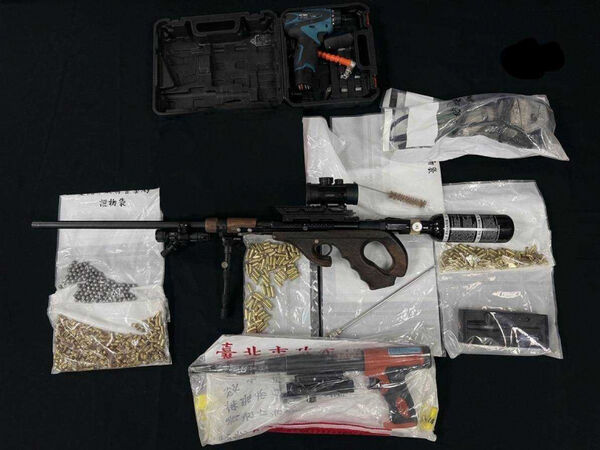 新竹縣一名45歲的王姓工人於工寮改槍,遭警方逮捕。(圖/翻攝畫面)