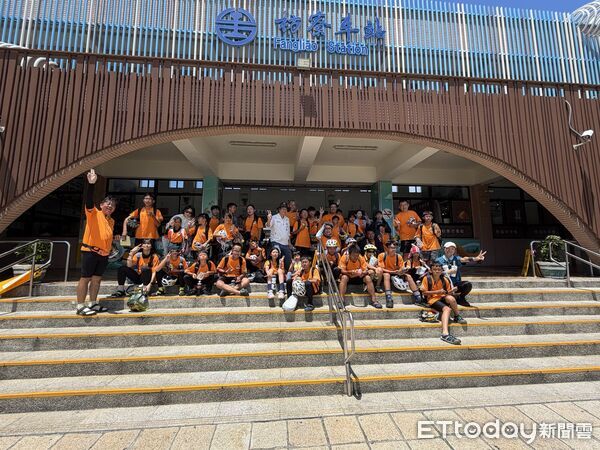 ▲蘇清泉迎接嘉義市修緣育幼院和南投市玄愛育幼院圓夢小朋友們。(圖/蘇清泉服務處提供)