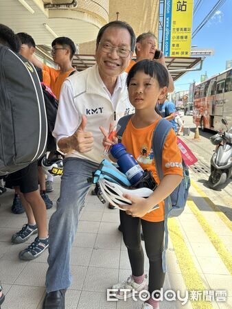 ▲蘇清泉迎接嘉義市修緣育幼院和南投市玄愛育幼院圓夢小朋友們。(圖/蘇清泉服務處提供)