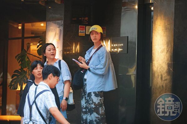 7/18,18:30,曾沛慈(右)與2位友人喝咖啡4小時後,3人才一起離開餐廳。
